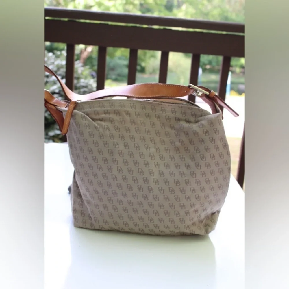 Dooney & Bourke logo hobo bag